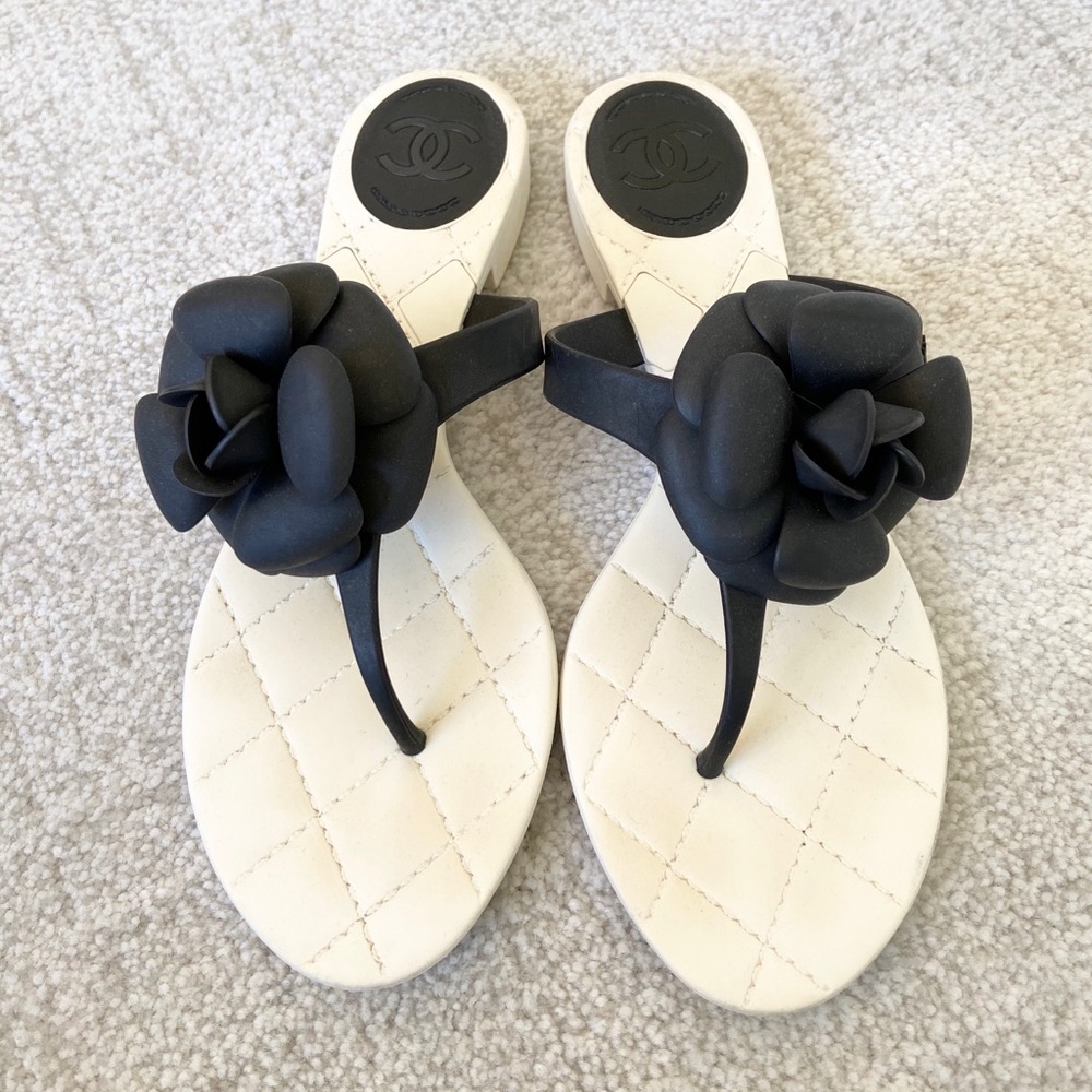 SOLD! Camellia Rubber Thong Sandals Black & White
